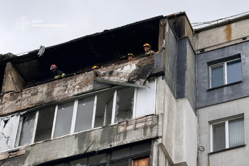 Conseguenze dell'impatto di un drone su un condominio a Berdychiv