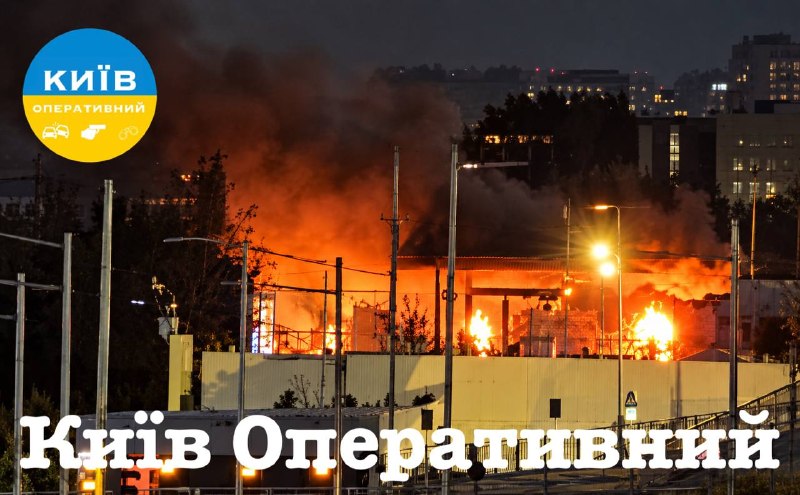 Пожежа на території автозаправної станції в Києві вночі