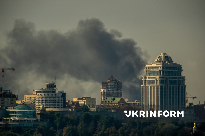 Рятувальники працюють біля пошкодженої будівлі Національної академії наук України в Києві
