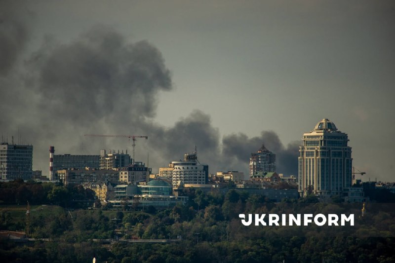 Рятувальники працюють біля пошкодженої будівлі Національної академії наук України в Києві