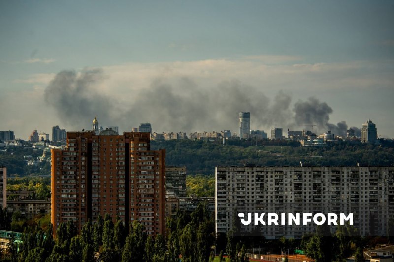 Рятувальники працюють біля пошкодженої будівлі Національної академії наук України в Києві