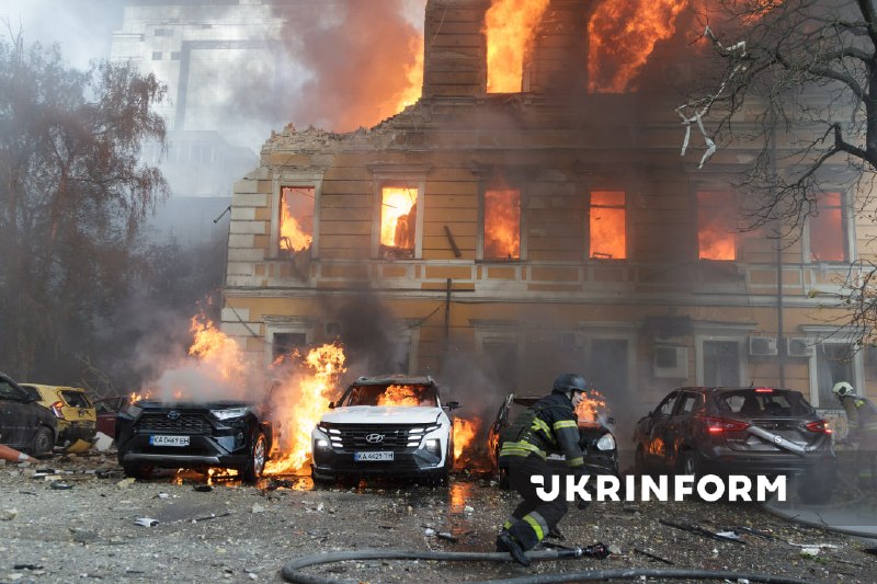 Рятувальники працюють біля пошкодженої будівлі Національної академії наук України в Києві