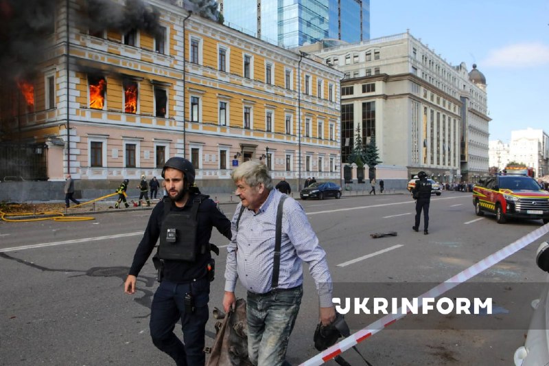Рятувальники працюють біля пошкодженої будівлі Національної академії наук України в Києві