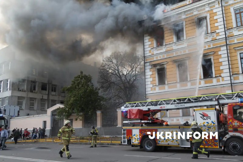 Рятувальники працюють біля пошкодженої будівлі Національної академії наук України в Києві