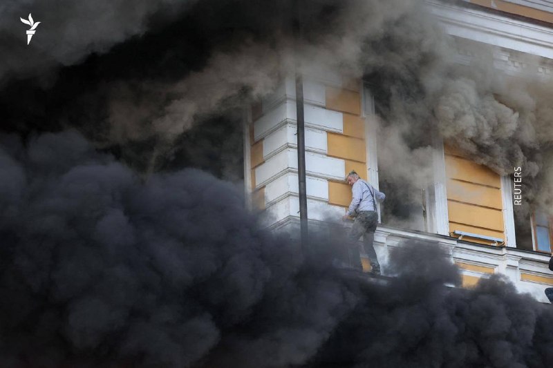 Rescatistas trabajan junto al edificio de la Academia Nacional de Ciencias de Ucrania en Kyiv tras el ataque de un dron ruso