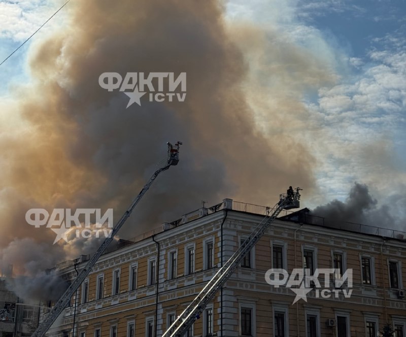 Rescatistas trabajan junto al edificio de la Academia Nacional de Ciencias de Ucrania en Kyiv tras el ataque de un dron ruso