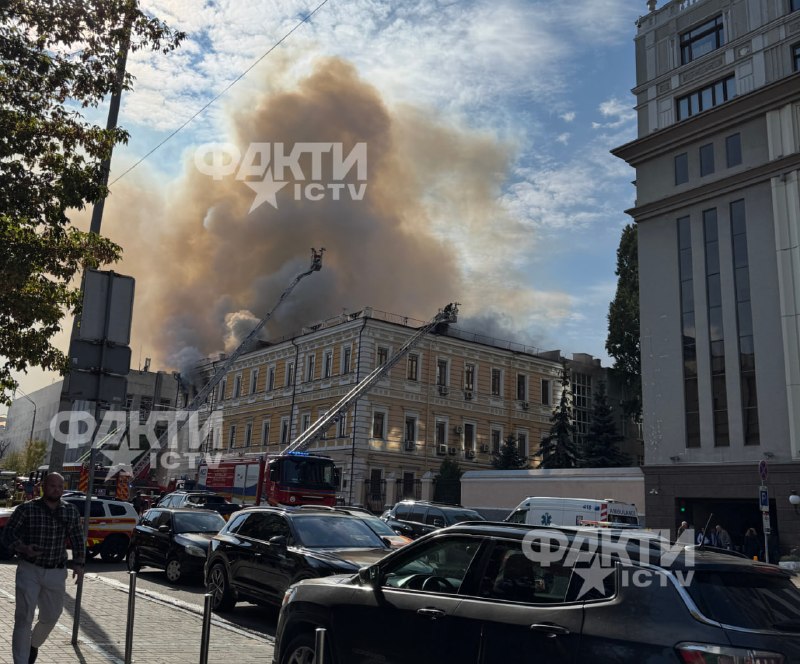Rescatistas trabajan junto al edificio de la Academia Nacional de Ciencias de Ucrania en Kyiv tras el ataque de un dron ruso