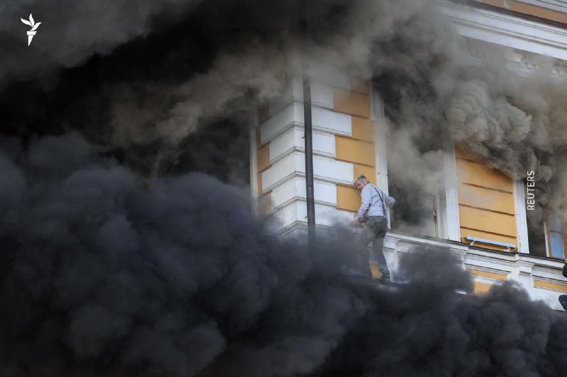 Rescatistas trabajan junto al edificio de la Academia Nacional de Ciencias de Ucrania en Kyiv tras el ataque de un dron ruso