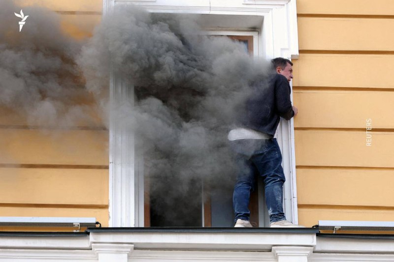 Rescatistas trabajan junto al edificio de la Academia Nacional de Ciencias de Ucrania en Kyiv tras el ataque de un dron ruso