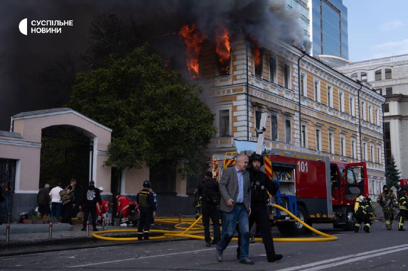Rescatistas trabajan junto al edificio de la Academia Nacional de Ciencias de Ucrania en Kyiv tras el ataque de un dron ruso
