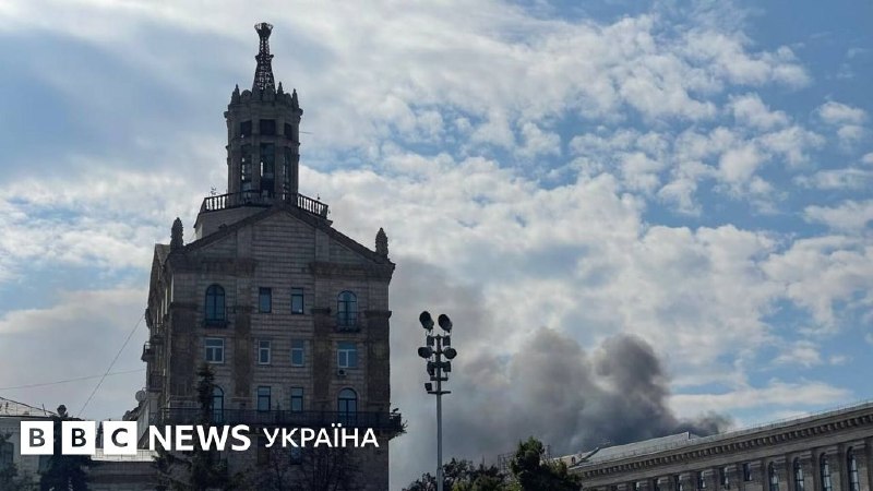 Rescatistas trabajan junto al edificio de la Academia Nacional de Ciencias de Ucrania en Kyiv tras el ataque de un dron ruso