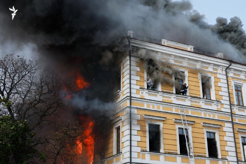Rescatistas trabajan junto al edificio de la Academia Nacional de Ciencias de Ucrania en Kyiv tras el ataque de un dron ruso