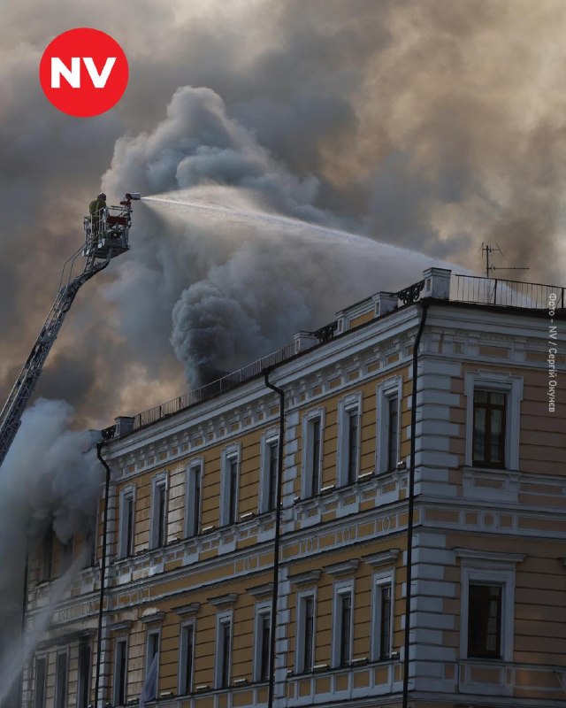 Rescatistas trabajan junto al edificio de la Academia Nacional de Ciencias de Ucrania en Kyiv tras el ataque de un dron ruso