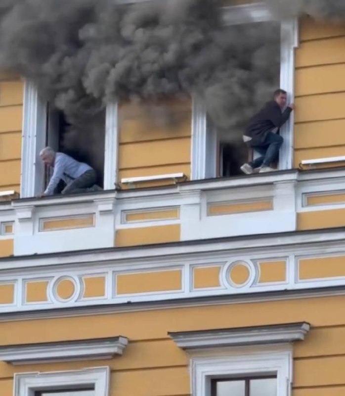 Rescatistas trabajan junto al edificio de la Academia Nacional de Ciencias de Ucrania en Kyiv tras el ataque de un dron ruso