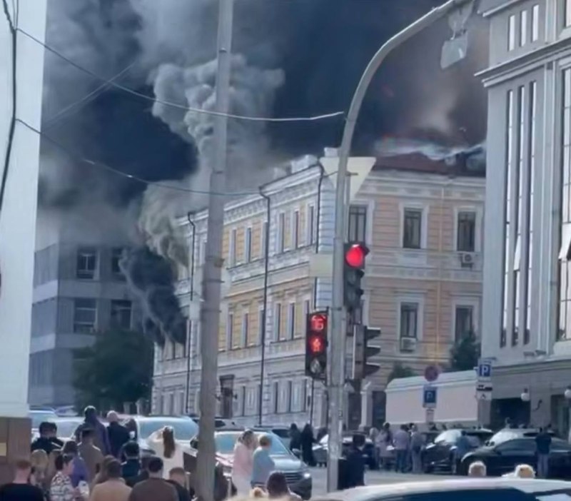 Rescatistas trabajan junto al edificio de la Academia Nacional de Ciencias de Ucrania en Kyiv tras el ataque de un dron ruso