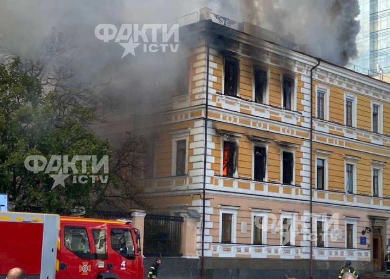 Rescatistas trabajan junto al edificio de la Academia Nacional de Ciencias de Ucrania en Kyiv tras el ataque de un dron ruso