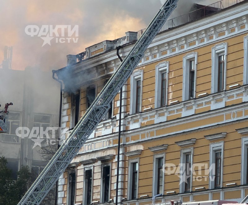 Rescatistas trabajan junto al edificio de la Academia Nacional de Ciencias de Ucrania en Kyiv tras el ataque de un dron ruso