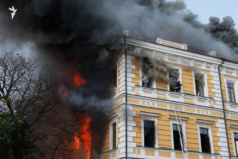 Rescatistas trabajan junto al edificio de la Academia Nacional de Ciencias de Ucrania en Kyiv tras el ataque de un dron ruso