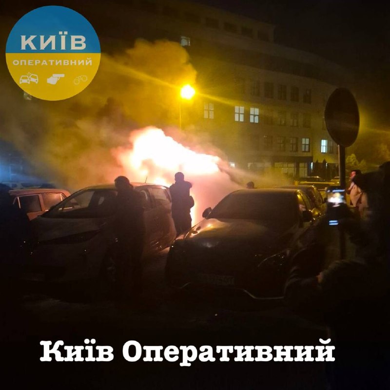 Наслідки падіння уламків біля житлового будинку в Печерському районі Києва