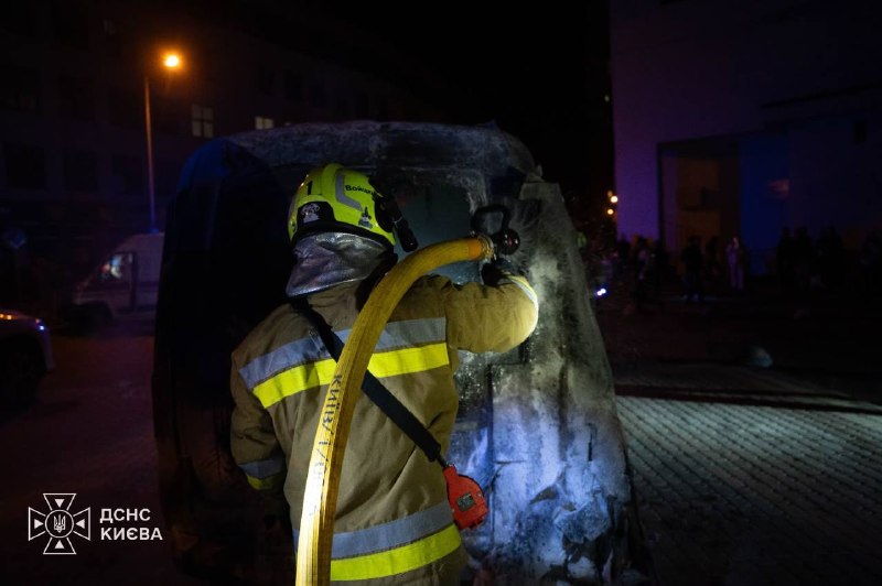 Наслідки падіння уламків біля житлового будинку в Печерському районі Києва