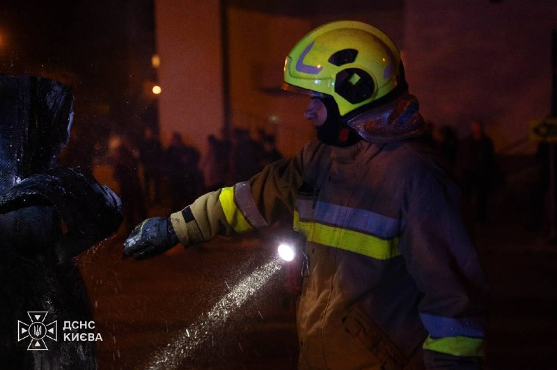 Наслідки падіння уламків біля житлового будинку в Печерському районі Києва