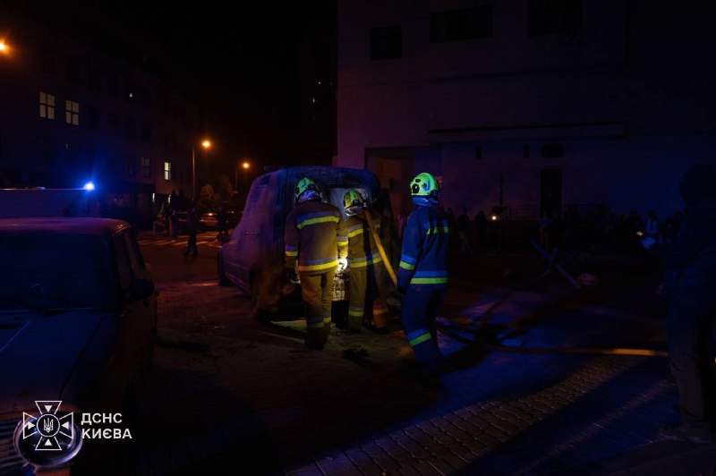 Наслідки падіння уламків біля житлового будинку в Печерському районі Києва
